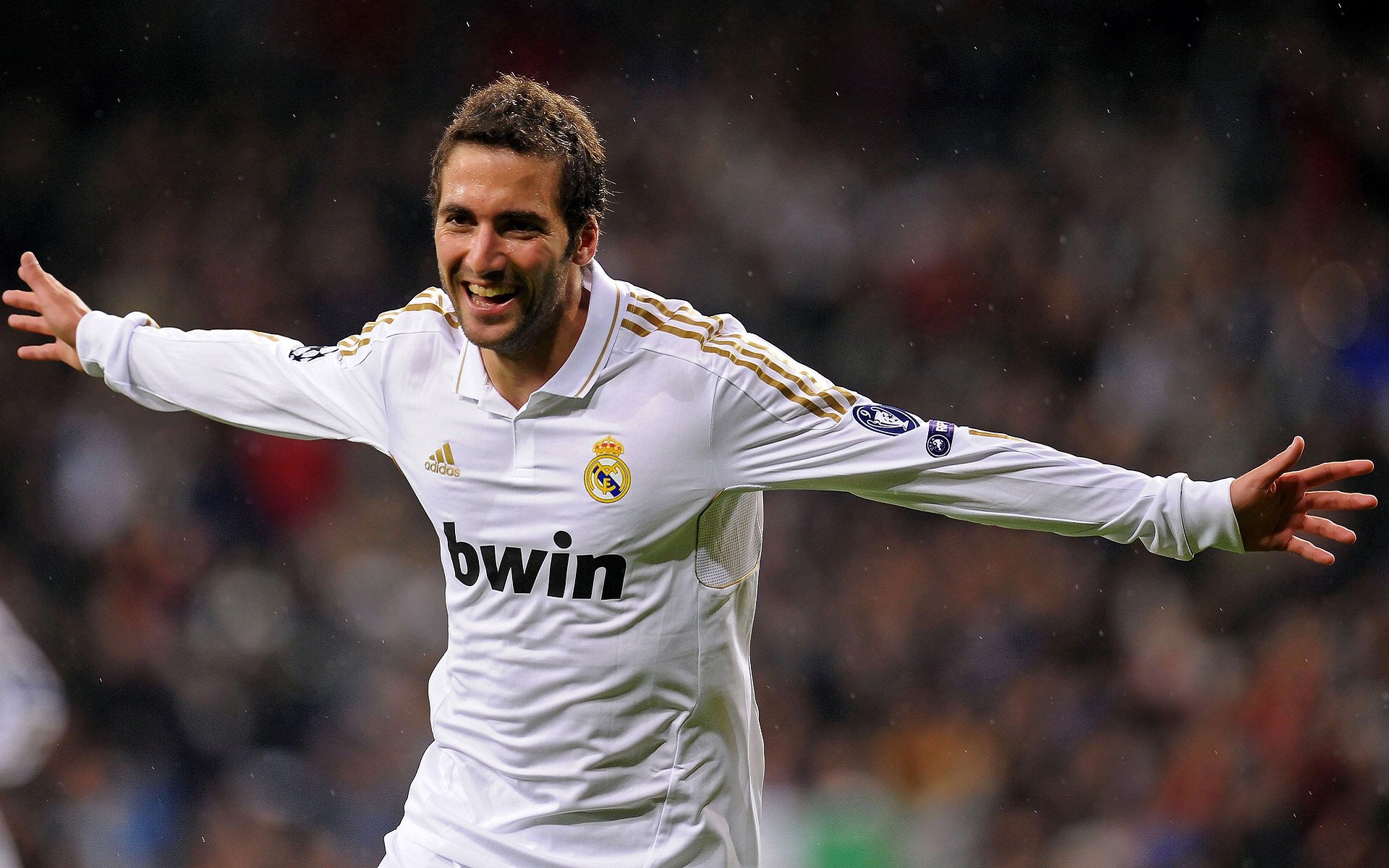 世界杯后：学校操场模仿决赛用彩笔画出禁区和中圈 孩子自创“迷你世界杯”